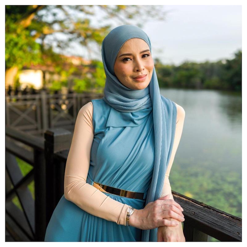 The TV personality recently revealed she chose to wear the tudung permanently in October 2021. u00e2u20acu201d Picture via Instagram/Daphne Iking