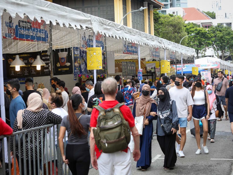 Crowds at the Ramadan bazaar in Kampong Gelam, April 24, 2022. u00e2u20acu201d TODAY pic 