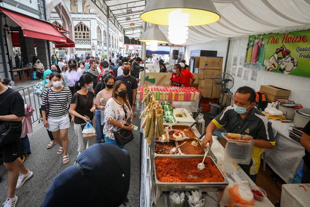 Crowds at the Ramadan bazaar in Kampong Gelam, April 24, 2022. — TODAY pic 
