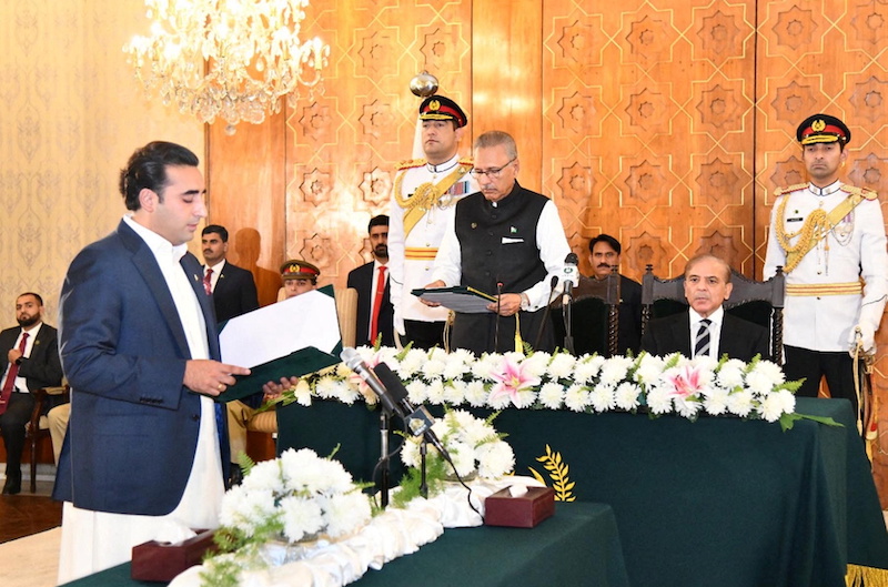 Bilawal Bhutto Zardari, chief of coalition ally Pakistan Peoples Party (PPP), takes oath as the new foreign minister from the Pakistan's President Arif Alvi, in Islamabad, Pakistan April 27, 2022. u00e2u20acu201dPress Information Department (PID)/Handout via Reuters 