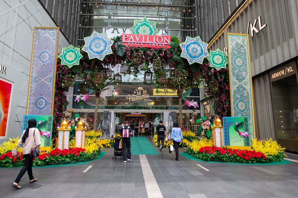 Pavilion KL will definitely grab everyone’s attention with its decorated arch filled with colourful flowers. — Picture by Devan Manuel