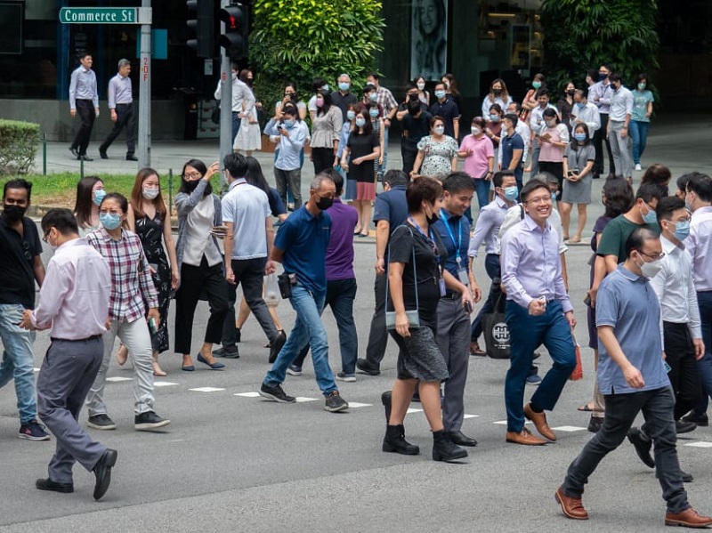 Pedestrians at a traffic crossing in the Central Business District on April 26, 2022. u00e2u20acu201d TODAY pic