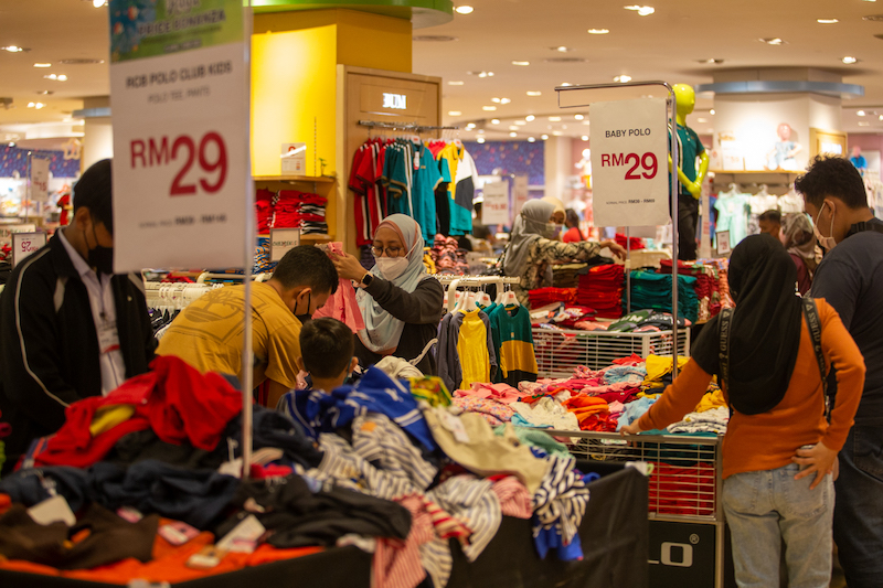 People shopping in preparation for Hari Raya at Sogo Mall, Kuala Lumpur April 28,2022. u00e2u20acu201d  Picture By Devan Manuelnn