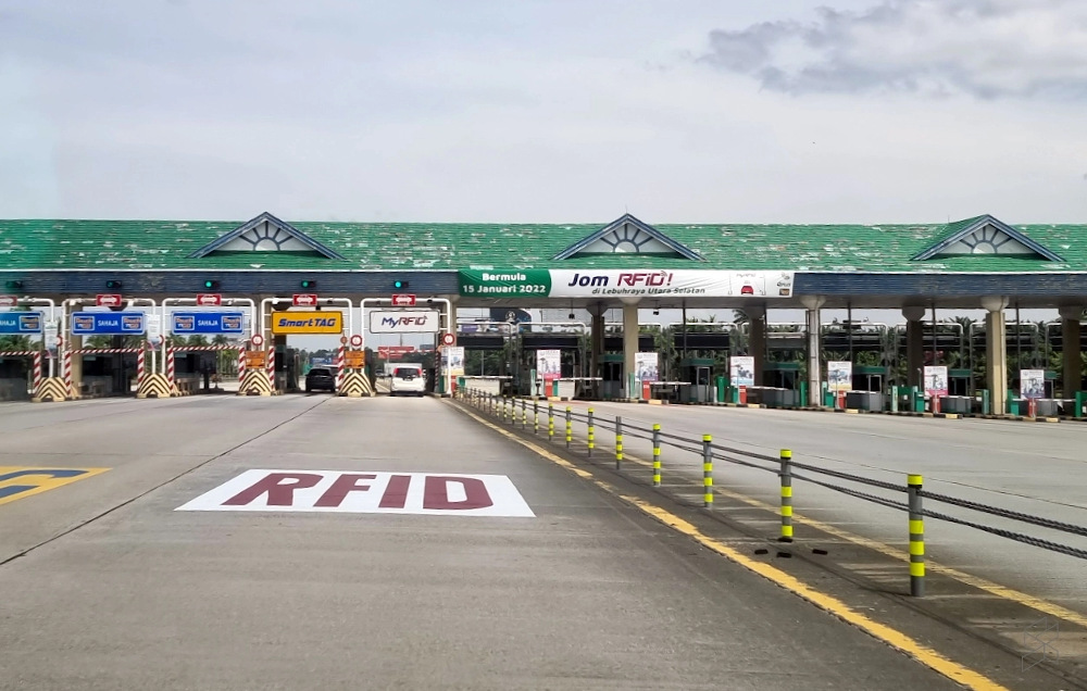 PLUS highway users will have a total of three ways to pay — Touch ‘n Go card, SmartTAG and RFID. — SoyaCincau pic