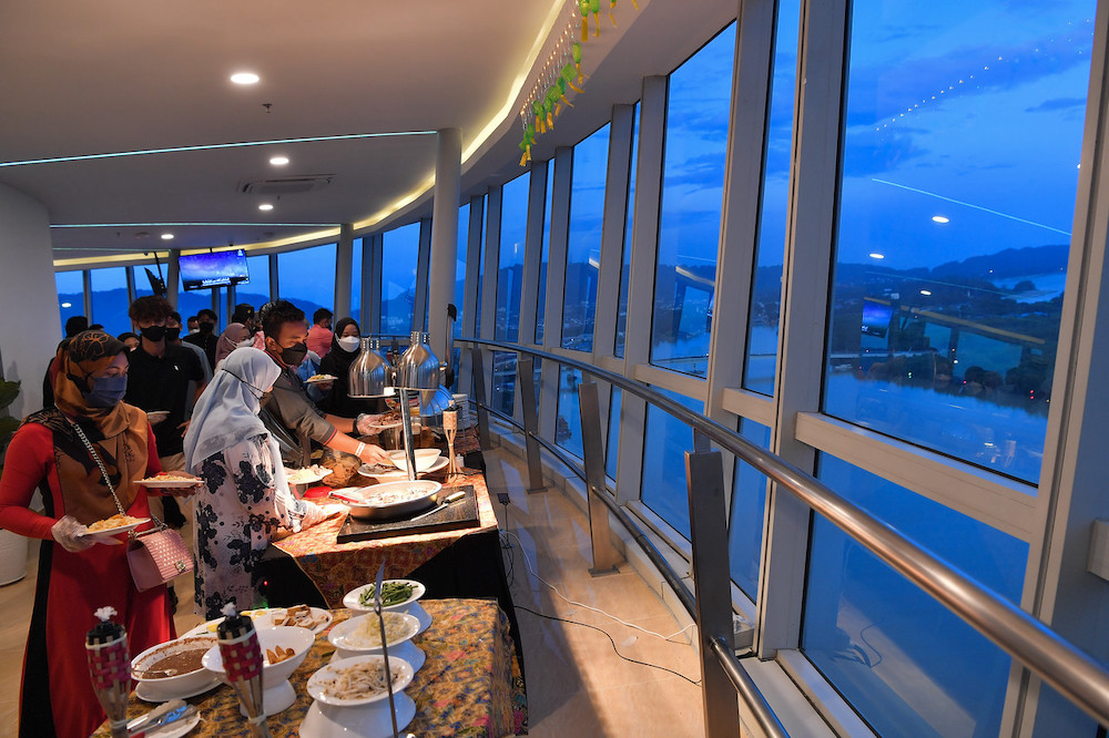 Muslims have their iftar meal at a restaurant offering buffet in Kuantan April 12, 2022. u00e2u20acu201d Bernama pic