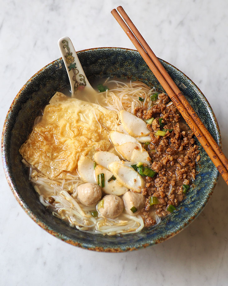 If your tummy prefers a lighter taste in the morning, there's also a clear soup option with a choice of your noodles that is served with the minced pork, fish cake slices, pork balls and 'fuchuk'