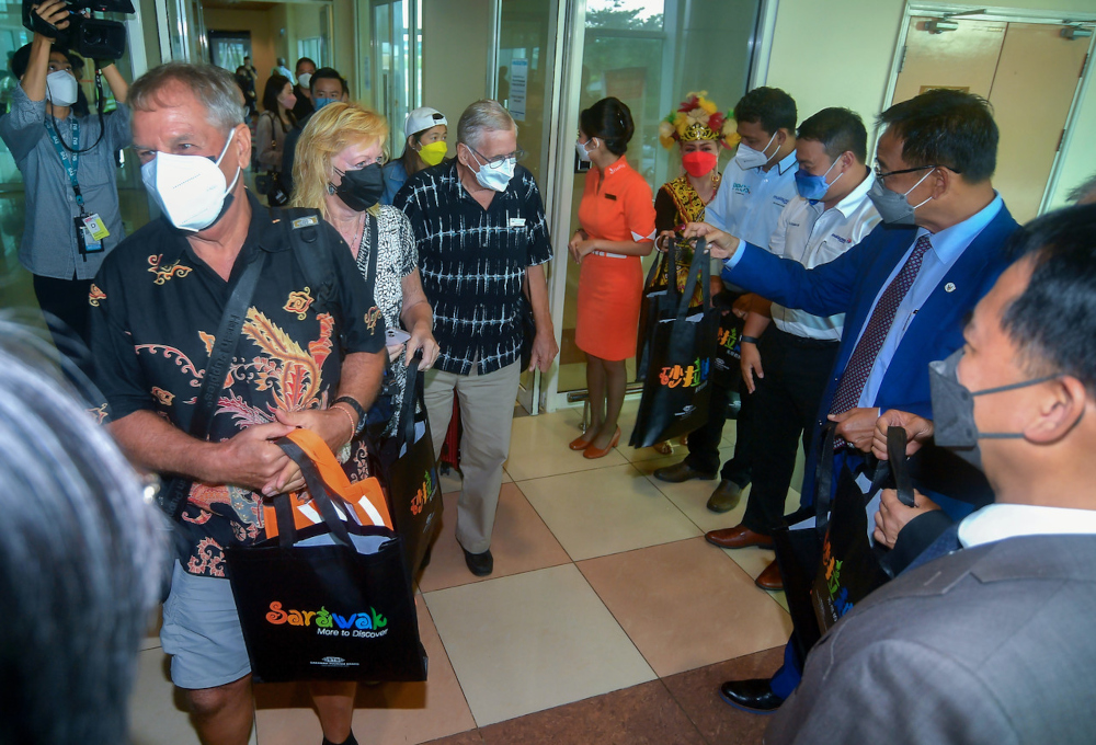Sarawak Minister of Tourism, Arts and Culture Datuk Seri Abdul Karim Rahman Hamzah welcomes the arrival of passengers of the first direct flight from Penang to Kuching on Firefly Jet Boeing 737-800 at Kuching International Airport, April 11, 2022. u00e2u20acu201d Ber