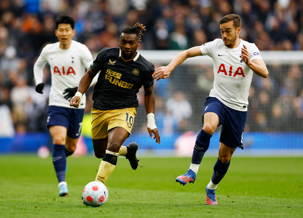 Newcastle Unitedu00e2u20acu2122s Allan Saint-Maximin in action with Tottenham Hotspuru00e2u20acu2122s Harry Winks at Tottenham Hotspur Stadium, London, Britain, April 3, 2022. u00e2u20acu201d Action Images via Reutersnn