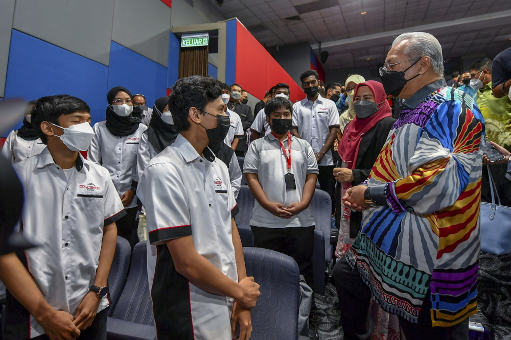 Communications and Multimedia Minister Tan Sri Annuar Musa and Higher Education Minister Datuk Seri Noraini Ahmad with students at the pre-launch of the PerantiSiswa Keluarga Malaysia programme in Cyberjaya, April 14, 2022. u00e2u20acu201d Bernama pic 