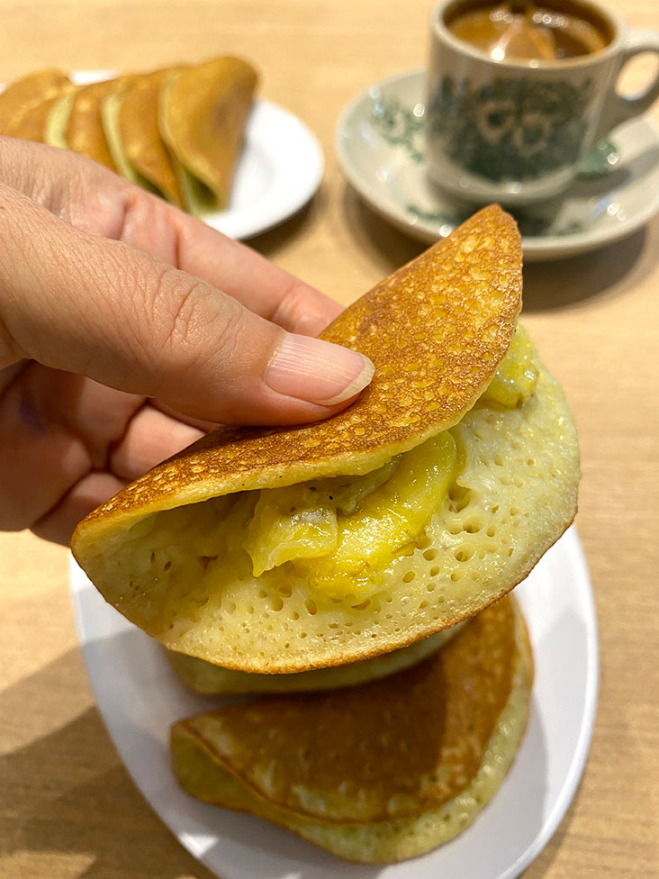 The banana 'apom balik' has a nice sweetness to that fluffy texture