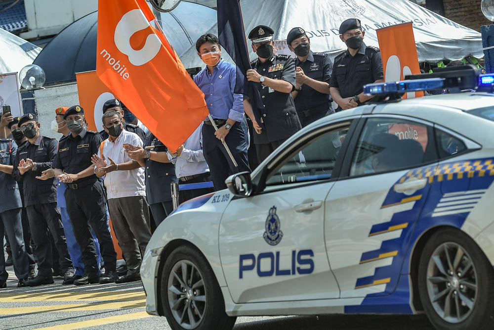 Kuala Lumpur police chief Datuk Azmi Kassim (right) complete the u00e2u20acu02dcflag-offu00e2u20acu2122 gimmick at the 18 Hari Raya Aidilfiri Ops Selamat launch ceremony at Jalan Tun HS Lee Police Station in Kuala Lumpur, April 28, 2022. u00e2u20acu201d Picture by Hari Anggara