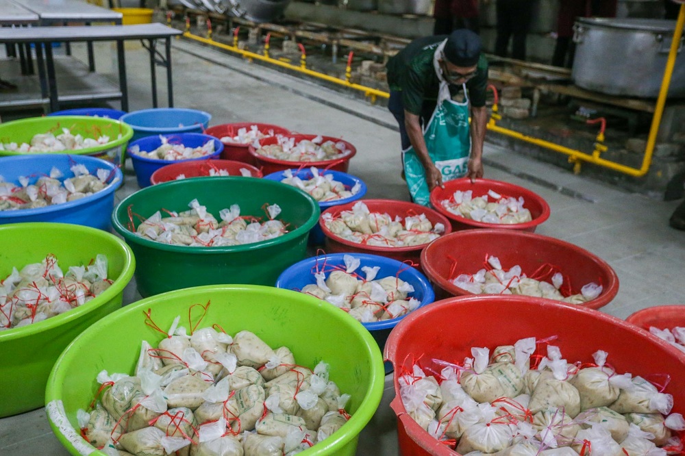 The Kampung Baru Masjid Jamek will prepare 4,000 packs of ‘bubur lambuk’ daily for the whole month of Ramadan. ― Picture by Hari Anggara