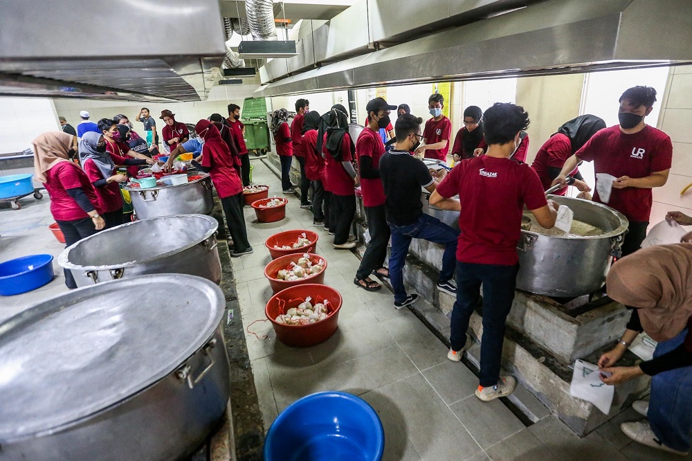 Students of UniRazak volunteering at the Kampung Baru Masjid Jamek. ― Picture by Hari Anggara