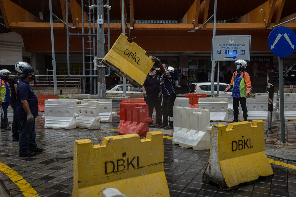 DBKL personnel removing the barriers to make way for the Aidilfitri 2022 Bazaar at Lorong Tuanku Abdul Rahman (TAR), April 7, 2022. u00e2u20acu201d Bernama pic 