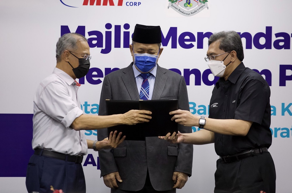 (From left) KL mayor Datuk Seri Mahadi Che Ngah, Federal Territories Minister Datuk Seri Shahidan Kassim and MRT Corp CEO Datuk Mohd Zarif Hashim during the signing of the MoU in Kuala Lumpur April 5, 2022. u00e2u20acu201d Bernama pic