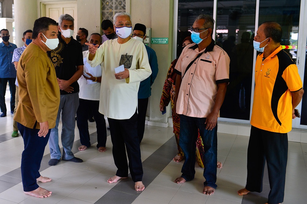 Prime Minister Datuk Seri Ismail Sabri Yaakob having a light moment with the residents of Kampung Mengkarak during a visit to the Kampung Mengkarak Mosque in conjunction with the u00e2u20acu02dcJelajah Semarak Ramadanu00e2u20acu2122 programme in Bera April 16, 2022. u00e2u20acu201d Bernama 