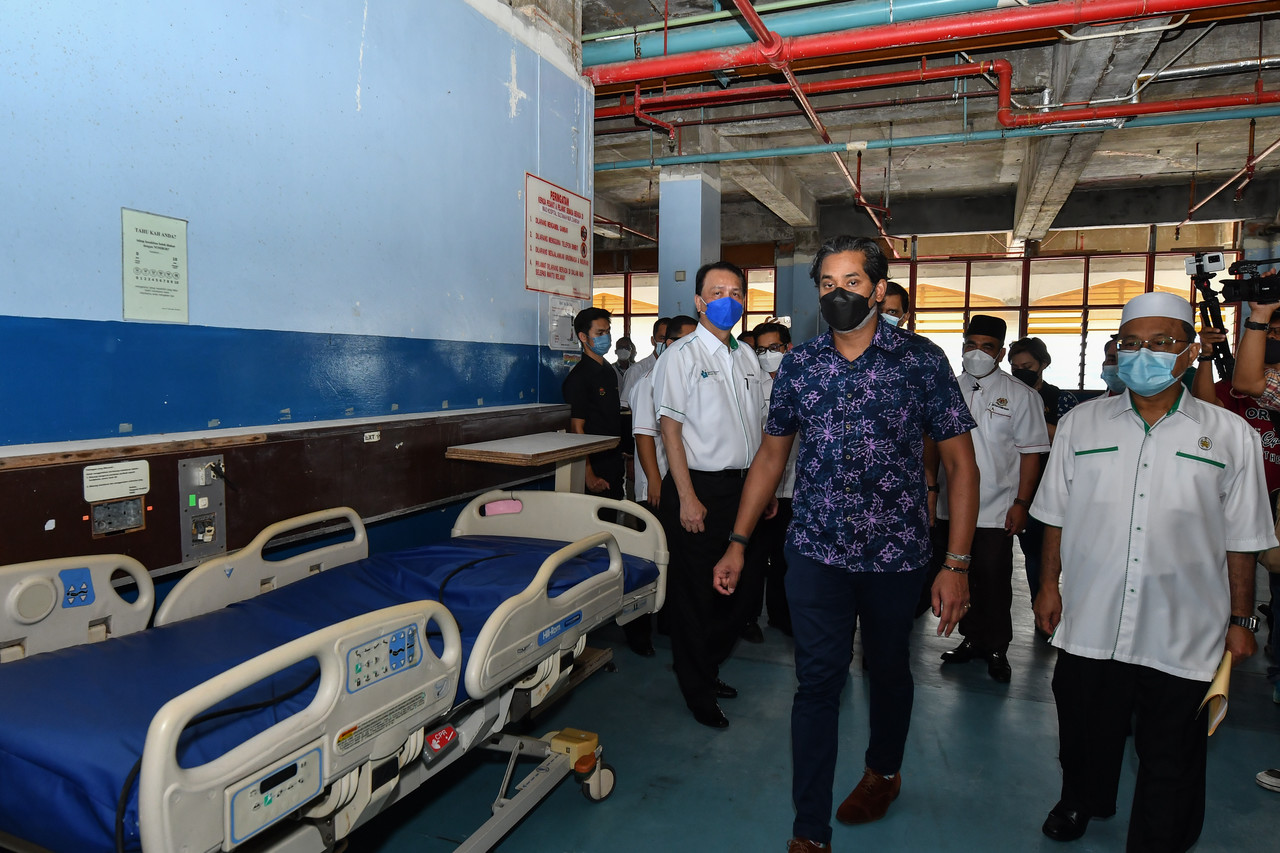 Health Minister Khairy Jamaluddin Abu Bakar (center) inspecting a ward to be renovated, during a working visit to Sultanah Nur Zahirah Hospital (HSNZ), Kuala Terengganu, April 16, 2022. u00e2u20acu201d Bernama pic