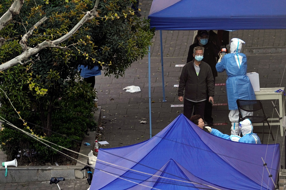 Residents line up for nucleic acid testing at a residential area, during the second stage of a two-stage lockdown to curb the spread of the Covid-19 in Shanghai, China April 4, 2022. u00e2u20acu2022 Reuters pic