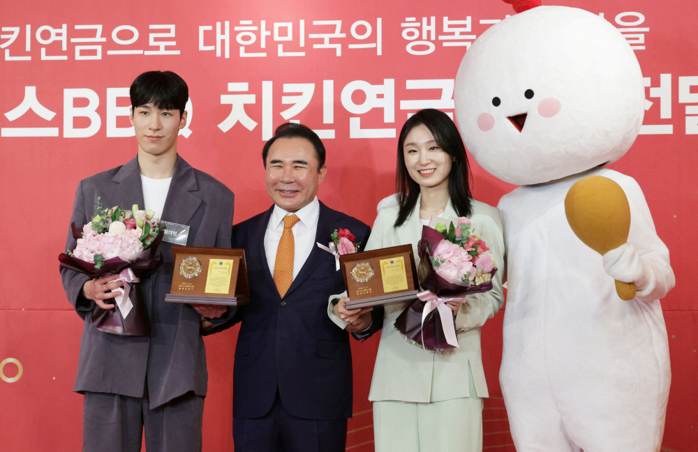 South Koreau00e2u20acu2122s short track speed skaters Hwang Dae-heon (left) and Choi Min-jeong (2nd right) pose with Yoon Hong-geun (2nd left), head of South Koreau00e2u20acu2122s Olympic delegation, during a u00e2u20acu02dcchicken pensionu00e2u20acu2122 award ceremony in Seoul, April 21, 2022. u00e2u20acu201d AFP