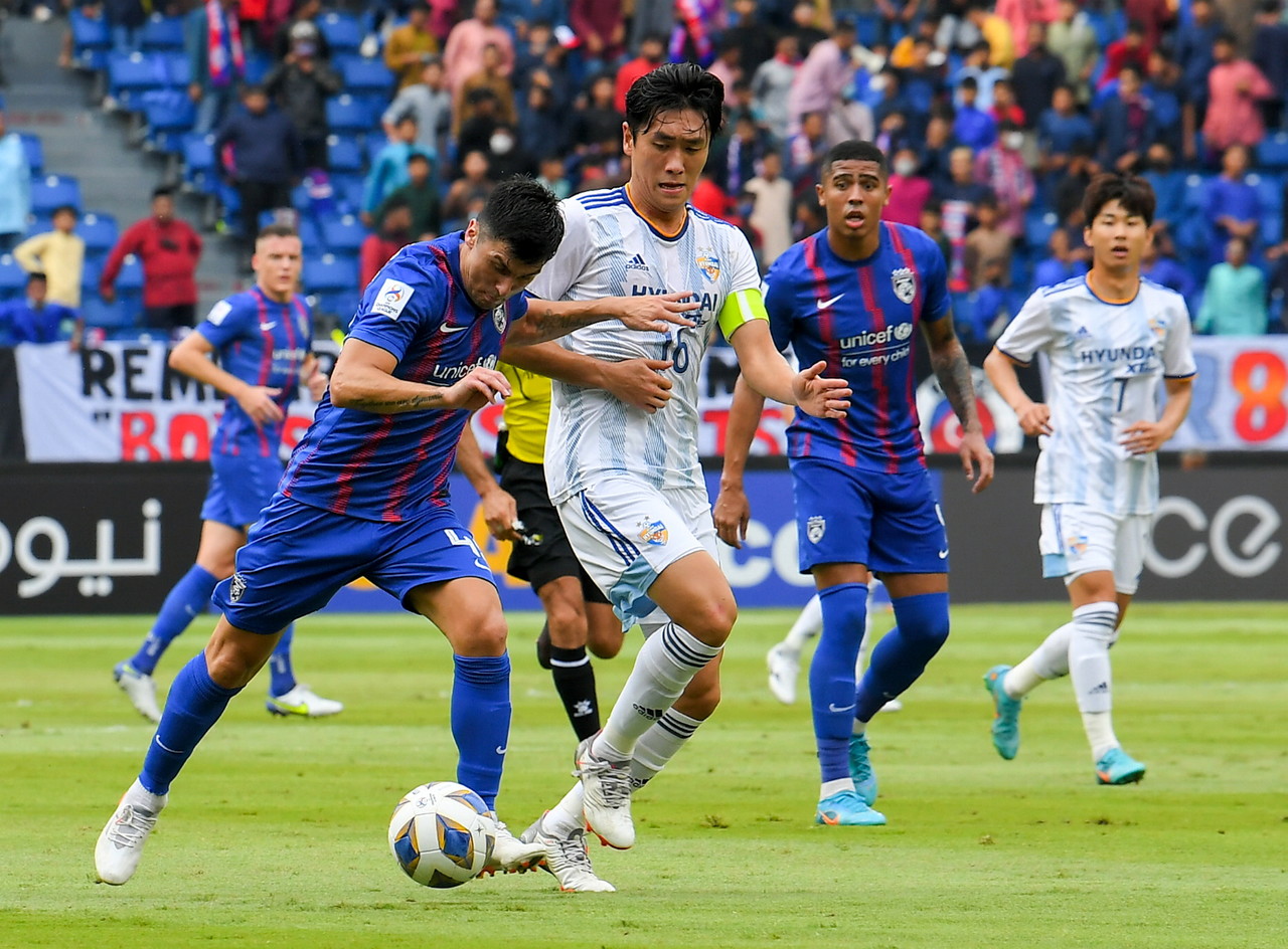 JDT player Fernando Forestieri (left) is pushed by Ulsan Hyundai FC player Won Dujae (second left) during the Asian Champions League (ACL) match for group I at the Sultan Ibrahim Stadium, Iskandar Puteri, April 30, 2022. u00e2u20acu201d Bernama pic