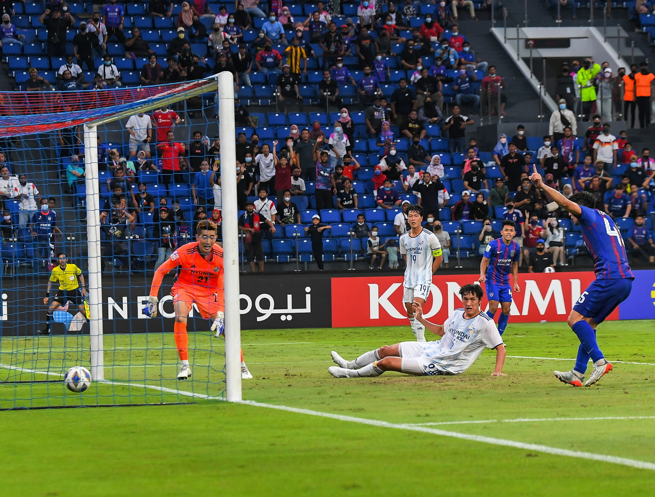 Ulsan Hyundai FC player Park Youngwoo (second right) scored an own goal against JDT in the Asian Champions League (ACL) match for group I at the Sultan Ibrahim Stadium Iskandar Puteri, April 30, 2022. u00e2u20acu201d Bernama pic