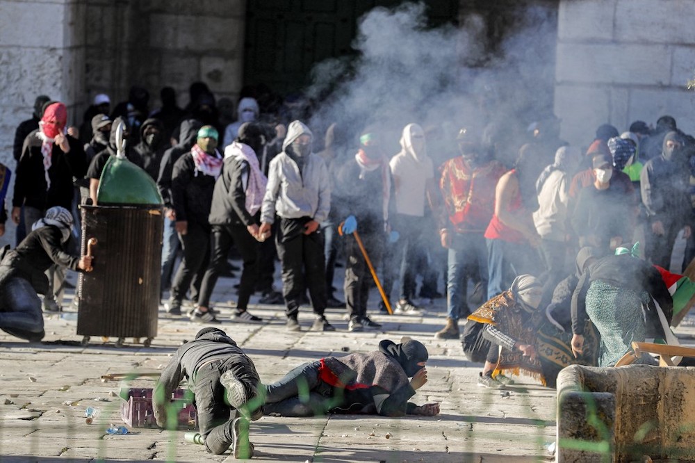 Palestinian demonstrators clash with Israeli police at Jerusalemu00e2u20acu2122s Al-Aqsa mosque compound on April 15, 2022. u00e2u20acu201d AFP pic