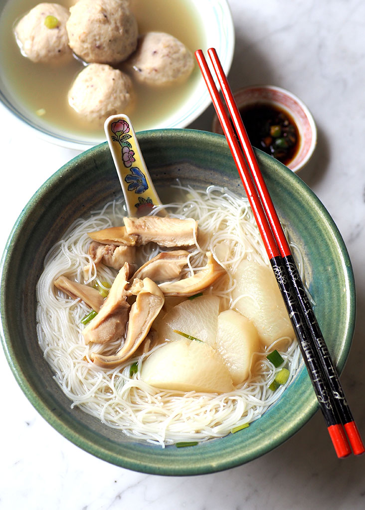 Another comforting choice is their pig stomach pepper soup which features a milder soup, tender pieces of pig stomach and sweet tasting radish