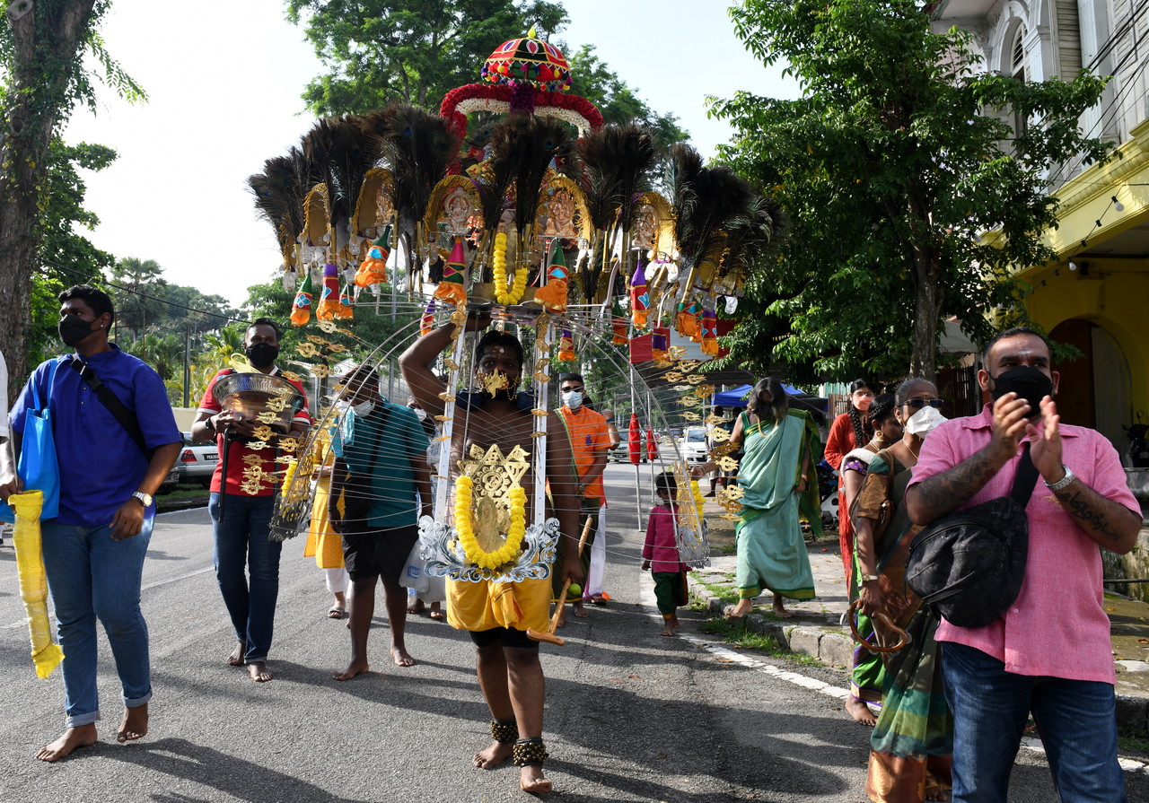 Singaporean T. Kumaravellu fulfilling his vows by bringing the u00e2u20acu02dckavadiu00e2u20acu2122 to Sri Bala Thandayuthapani Temple in conjunction with the u00e2u20acu02dcChithirai Pournamiu00e2u20acu2122 or u00e2u20acu02dcMini Thaipusamu00e2u20acu2122 celebration in George Town, April 16, 2022. u00e2u20acu201d Bernama pic