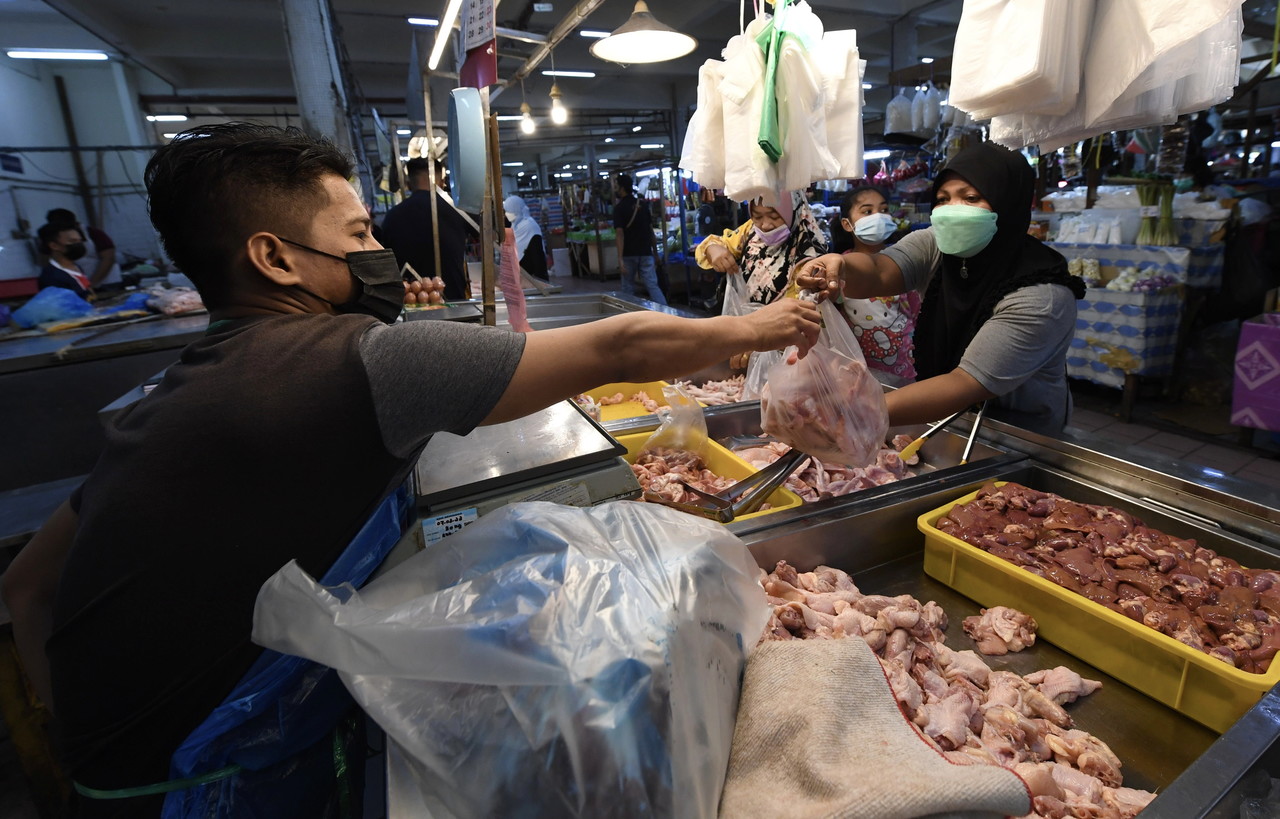 People buying food for breaking fast at the Kota Kinabalu Central Market April 2, 2022. Malaysians who are Muslims will start fasting tomorrow. u00e2u20acu201d Bernama pic