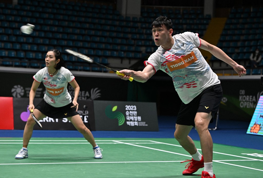 Malaysiau00e2u20acu2122s Tan Kian Meng (right) and Lai Pei Jing (left) play against Indonesiau00e2u20acu2122s Rinov Rivaldy and Pitha Haningtyas Mentari during their mixed doubles semi-final match at the Korea Open Badminton Championships in Suncheon  April 9, 2022. u00e2u20acu201d AFP pic