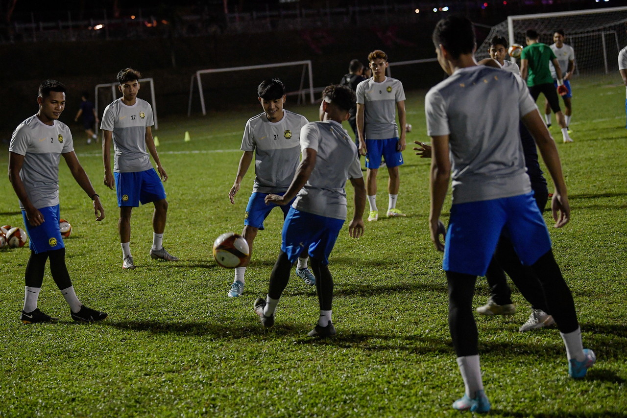 Brad Maloneyu00e2u20acu2122s national under-23 (B-23) football players undergoing a training session ahead of the 31st SEA Games in Hanoi, Vietnam, at the PKNS FC Sports Complex, Petaling Jaya, April 30, 2022. u00e2u20acu201d Bernama pic