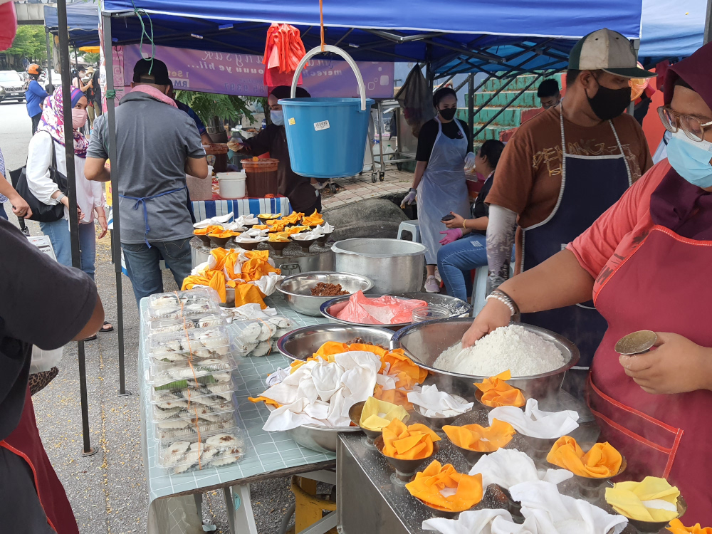 People buying food at a Ramadan bazaar on the first day of Ramadan at Bazaar Seksyen 13, Shah Alam April 3, 2022. — Picture by Loheswar Rathakrishnan