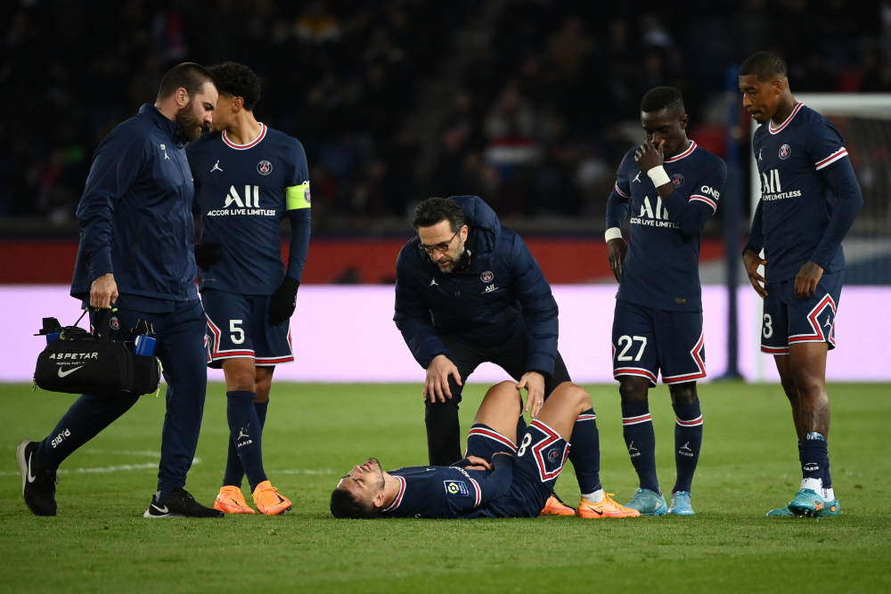 Paris Saint-Germain midfielder Leandro Paredes reacts on the ground following an injury during the French L1 football match between PSG and FC Lorient at the Parc des Princes stadium in Paris, April 3, 2022. u00e2u20acu201d AFP picnn