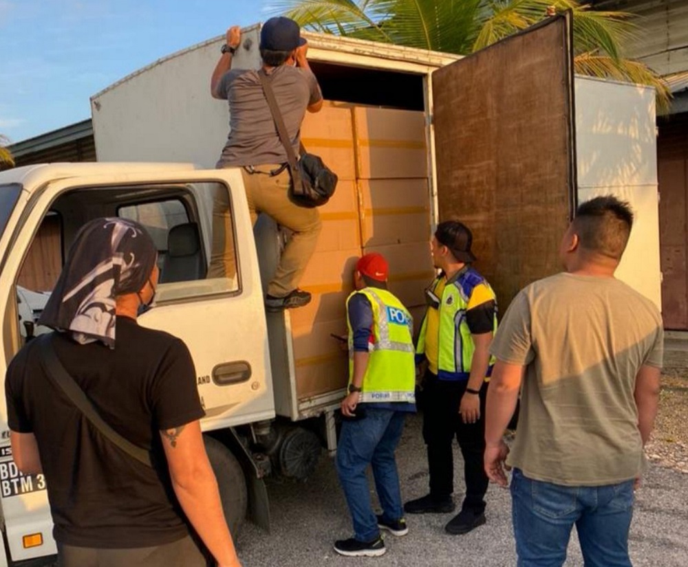 GOF Sarawak personnel check a lorry in Sibu for allegedly transporting contraband. u00e2u20acu201d Borneo Post Online pic