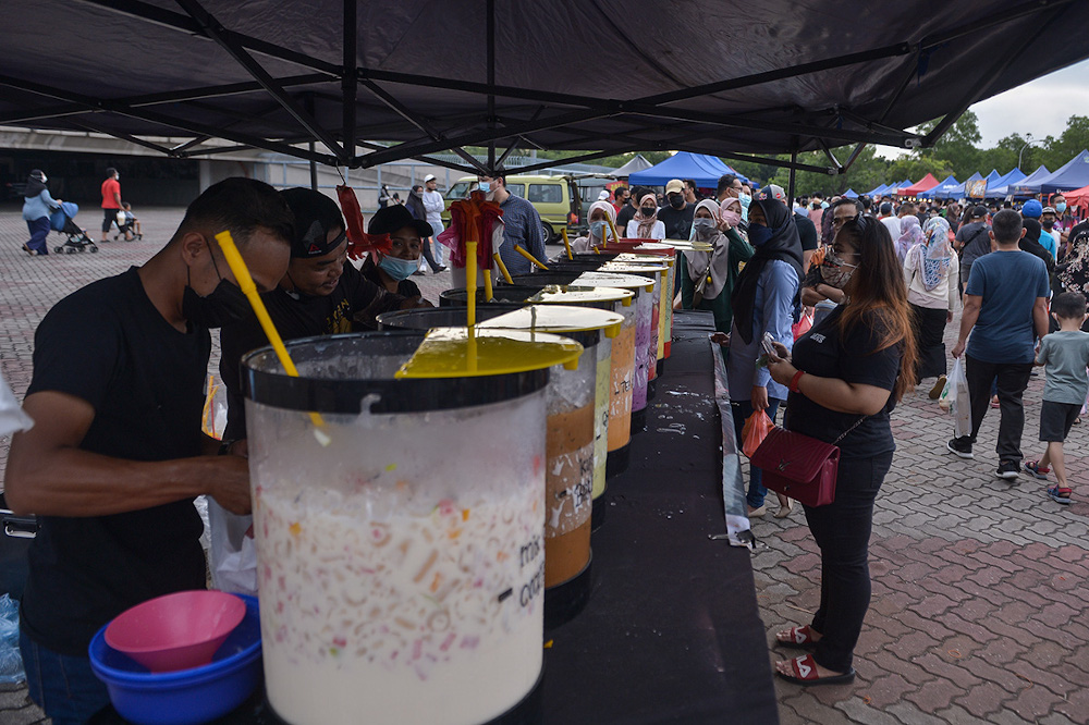 People buying food at a Ramadan bazaar on the first day of Ramadan at Bazaar Seksyen 13, Shah Alam April 3, 2022. 