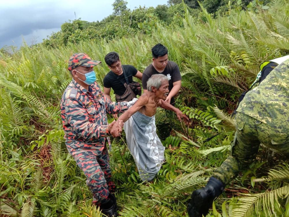 Rescuers guide 72-year-old Addul Rani Lakim out to safety. u00e2u20acu201d Picture courtesy of Bomba