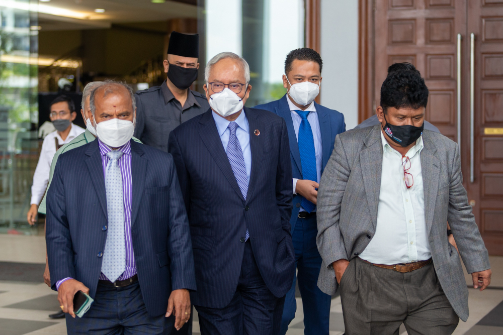 Former Prime Minister Datuk Seri Najib leaves the Kuala Lumpur High Court April 18, 2022. u00e2u20acu201d Picture by Devan Manuel