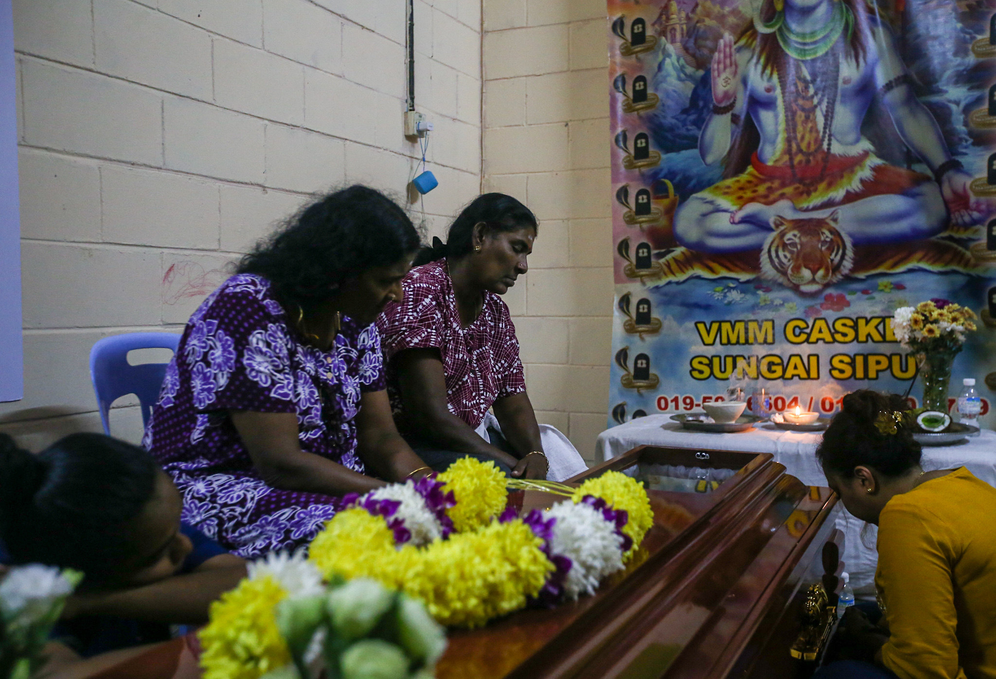 Family and friends of Nagaenthiran Dharmalingam keep a vigil over his body in Tanjung Rambutan, Ipoh April 28, 2022. u00e2u20acu201d Picture by Farhan Najib