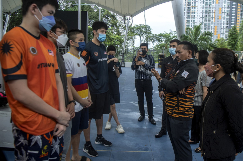 Malaysian chef de mission to the Hanoi SEA Games Datuk Nur Azmi Ahmad speaks to athletes in Bukit Jalil, April 11, 2022. u00e2u20acu201d Bernama picnn