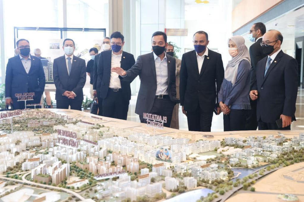 Johor Mentri Besar Datuk Onn Hafiz Ghazi during his visit to Singaporeu00e2u20acu2122s Housing Development Board, April 19, 2022. u00e2u20acu201d Picture from Facebook/Onn Hafiz 