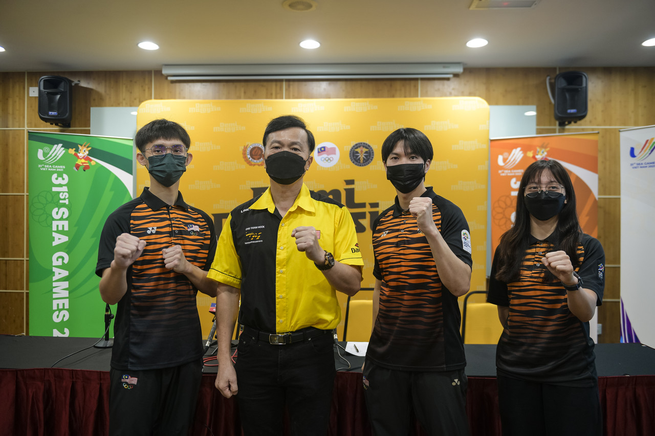 Taekwondo Team Manager, Ong Thiam Hock (second left), Taekwondo Coach (Poomsae) Jin Jun Beom (second right), Malaysian Taekwondo athlete, Nurul Hidayah Abdul Karim (right) and Jason Loo Jun Wei (left) 