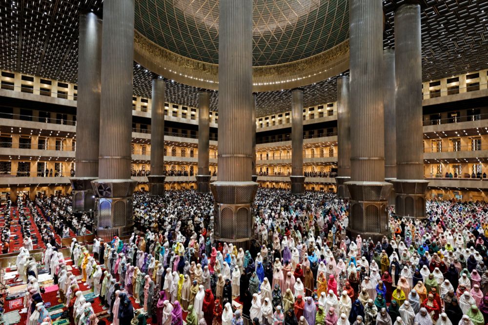 Indonesian Muslims offer evening mass prayers known as u00e2u20acu02dcTarawihu00e2u20acu2122 during the first eve of holy fasting month of Ramadan at the Great Mosque of Istiqlal in Jakarta, Indonesia, April 2, 2022. u00e2u20acu201d Reuters pic