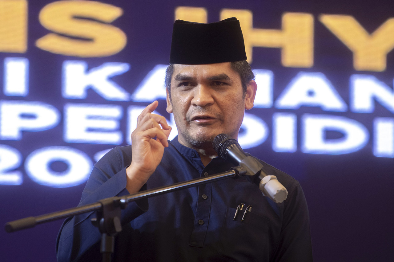 Senior Minister of Education Datuk Dr Radzi Md Jidin delivering a speech in conjunction with the Ihya Ramadan program in Kota Baru, April 16, 2022. u00e2u20acu201d Bernama pic