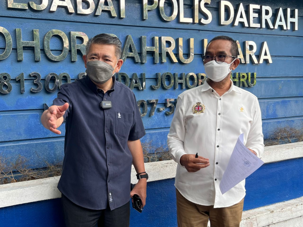 Parti Amanah Negara (Amanah) deputy president Datuk Seri Salahuddin Ayub (left) and the partyu00e2u20acu2122s Johor chapter party mobilisation chief Onn Jaafar outside the Johor Baru North district police headquarters in Johor Baru, April 28, 2022. u00e2u20acu201d Picture by Ben