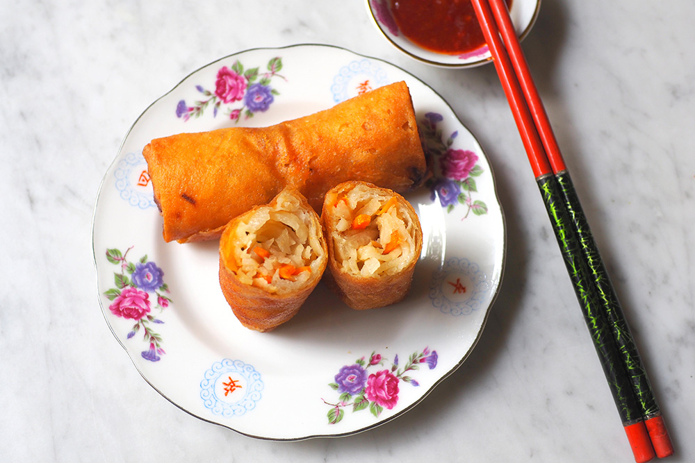 You can snack on various 'kuih' and this deep fried 'popiah' with crunchy yam bean, carrots and sliced long beans.