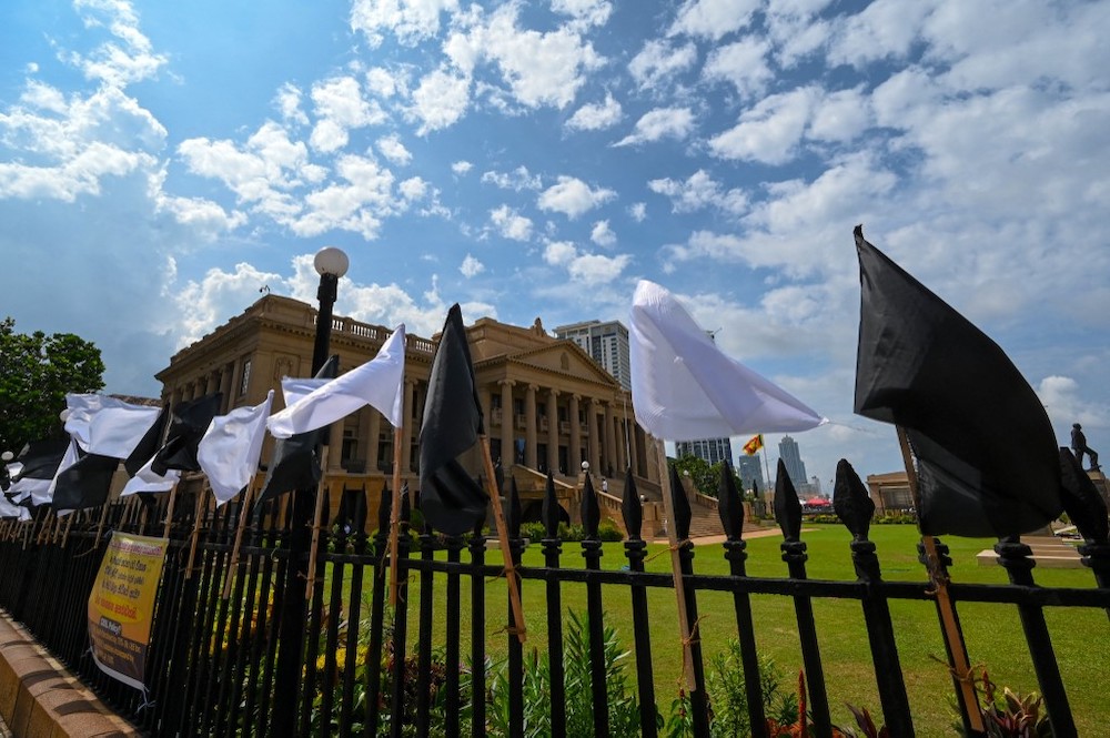 Black and white flags are tied up at the fence of the presidentu00e2u20acu2122s office by protesters in Colombo on April 22, 2022, demanding President Gotabaya Rajapaksau00e2u20acu2122s resignation over the country's crippling economic crisis. u00e2u20acu201d AFP picnn