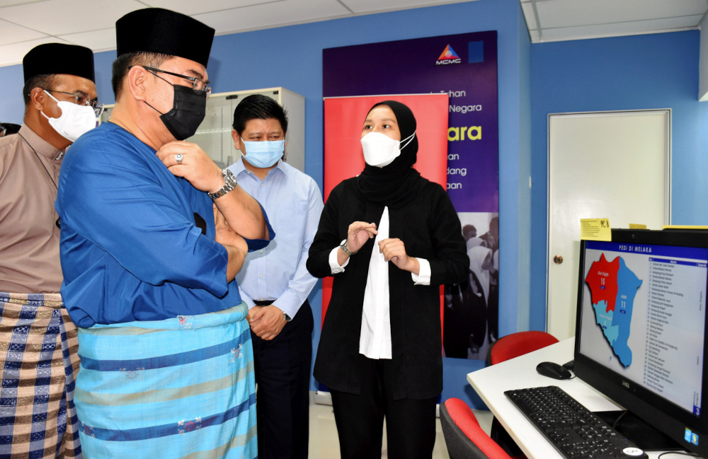 Melaka Chief Minister Datuk Seri Sulaiman Md Ali at the launch of the Taman Bandar Baru Masjid Tanah Keluarga Malaysia (Malaysian Family) Digital Economy Centre, April 1, 2022. u00e2u20acu201d Bernama picnn