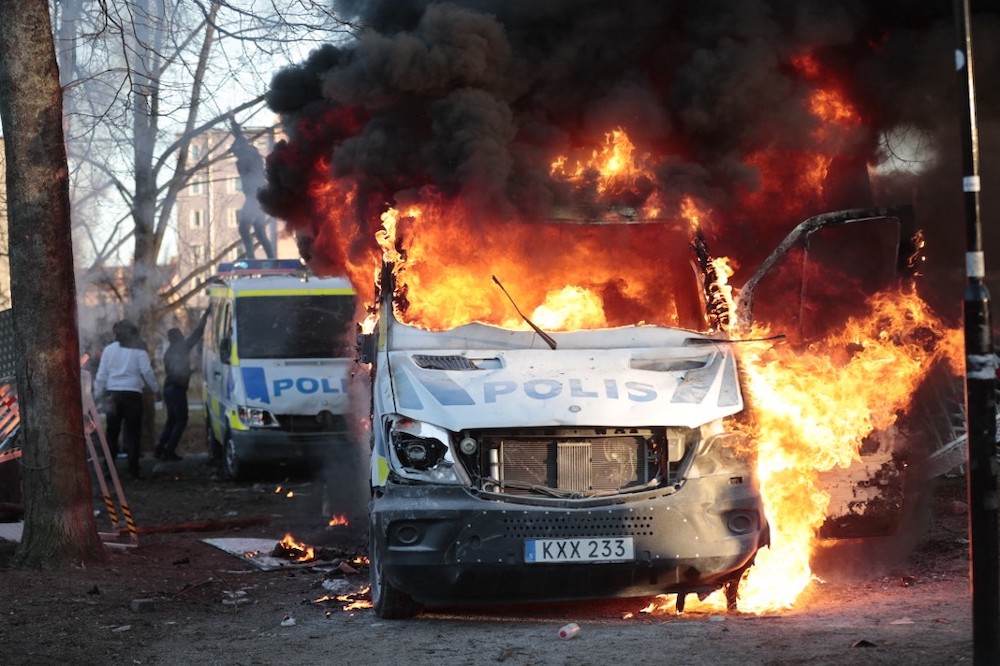 Police vans are on fire during a counter-protest in the park Sveaparken in Orebro, south-centre Sweden on April 15, 2022, where Danish far-right party Stram Kurs had permission for a square meeting on Good Friday. u00e2u20acu201d AFP picnn