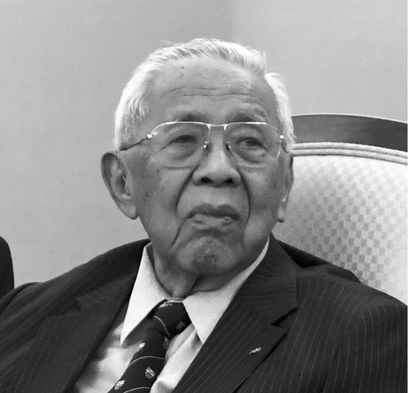 Tengku Ahmad Rithauddeenu00e2u20acu2122s remains were laid to rest at the Bukit Kiara Muslim Cemetery here at 11.20 am, witnessed by his relatives and friends. u00e2u20acu2022 Bernama pic