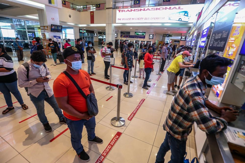 People queue to purchase bus tickets at Terminal Bersepadu Selatan in Bandar Tasik Selatan April 14, 2022. u00e2u20acu201d Picture by Hari Anggara